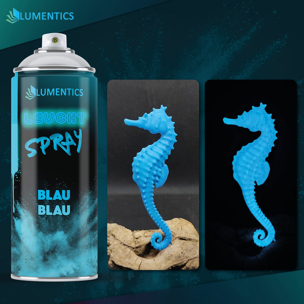 Glow Spray Blue-Blue 400 ml beside a blue seahorse figure, shown in daylight and glowing in the dark