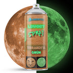Glow spray Terracotta-Green 400 ml in front of a split moon: daylight on the left, glowing green in the dark on the right