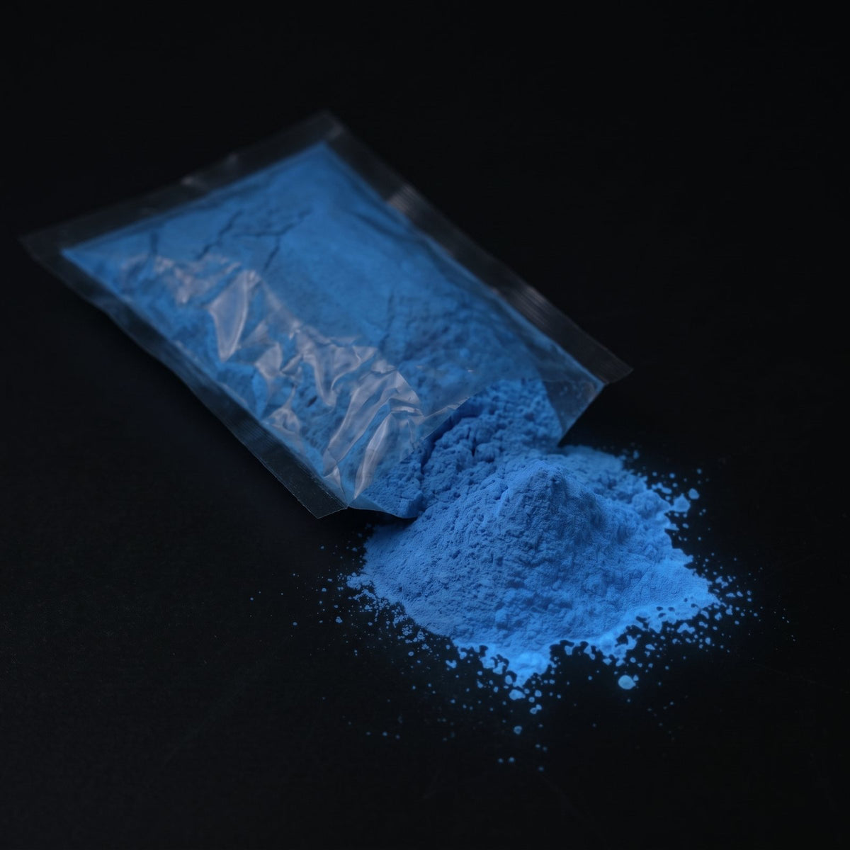 Fine Glow Pigment Blue-Blue 5–15 µm, 100 g in the dark, glowing blue