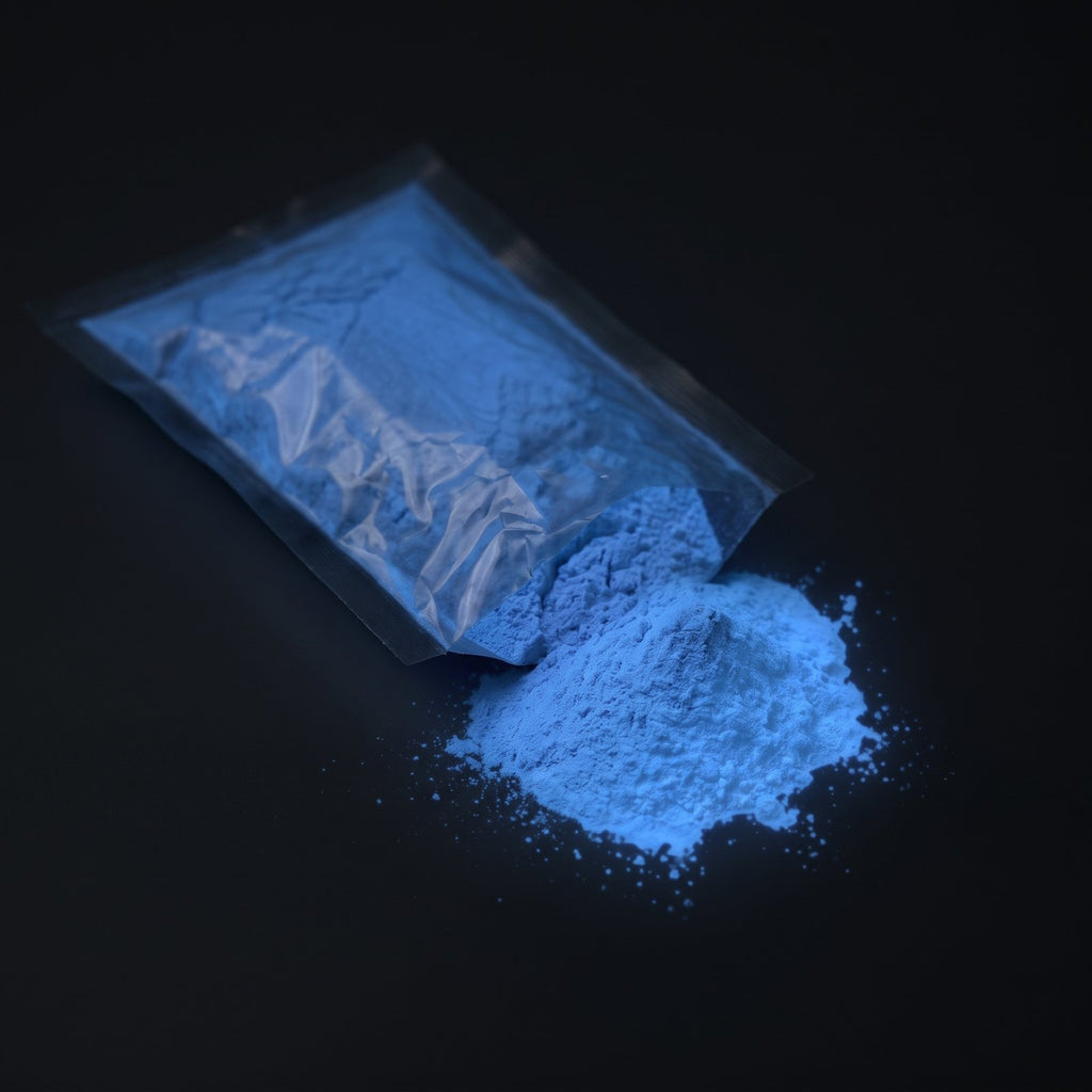 Fine Glow Pigment Purple-Blue 5–15 µm, 100 g in the dark, glowing blue