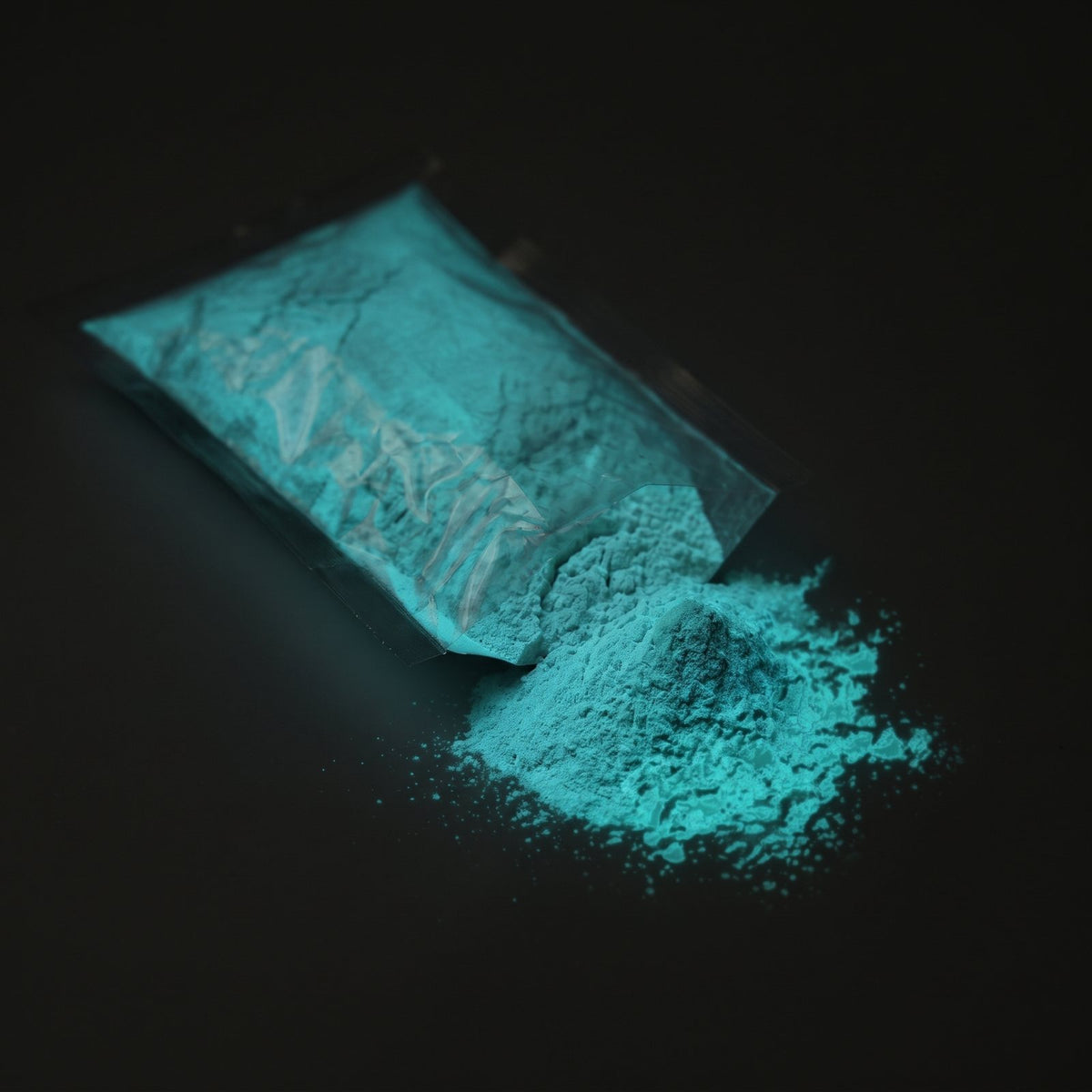 Fine Glow Pigment Natural Green-Blue 5–15 µm, 100 g in the dark, glowing blue-green