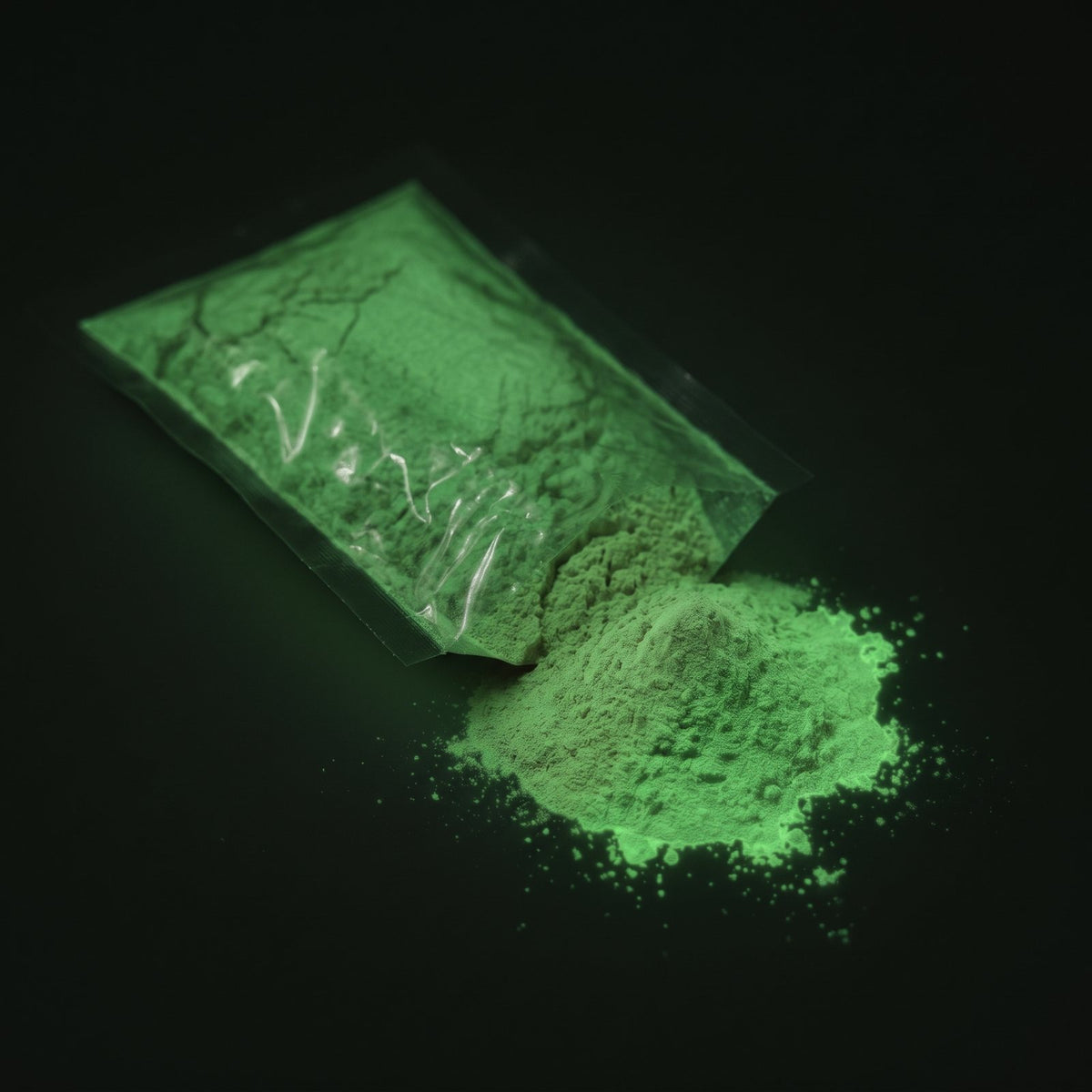 Fine Glow Pigment Terracotta 5–15 µm, 100 g in the dark, glowing green