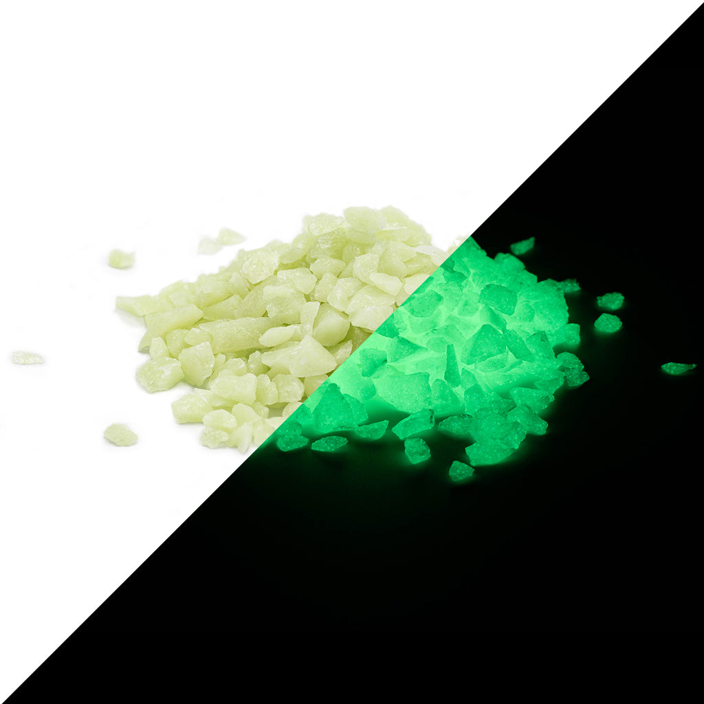 Glow Granules Green 4 mm, split view: pale yellow-green in daylight on the left, glowing green in the dark on the right