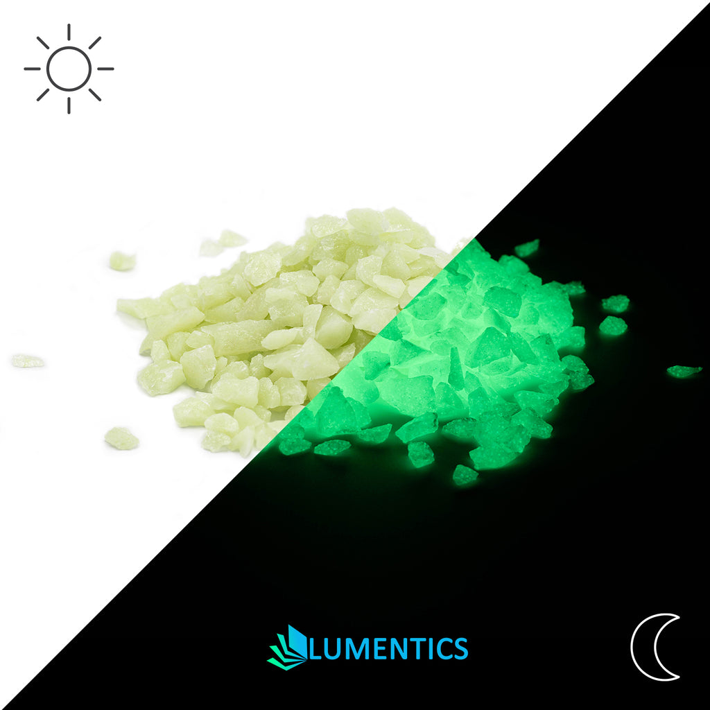 Glow Granules Green 4 mm compared in daylight and in the dark, with sun and moon symbols