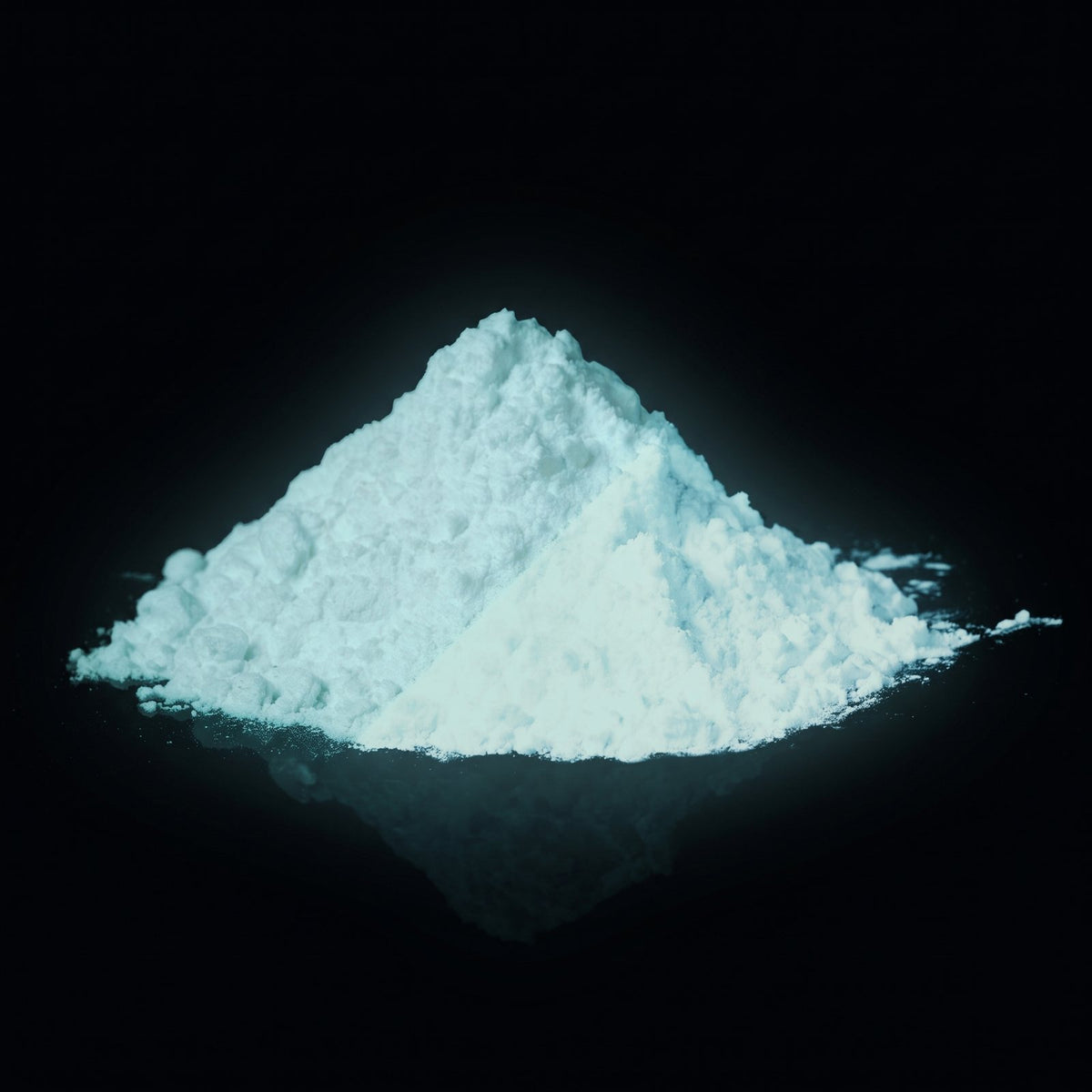 Glow in the Dark Powder White-White 40 g in the dark, glowing blue