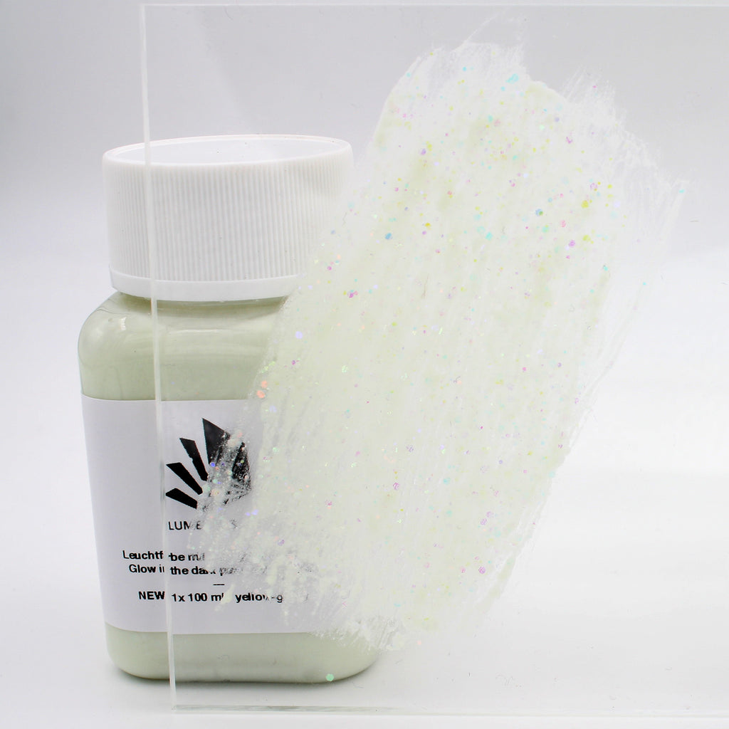 Glitter Glow Paint Yellow-Green 100 g: bottle with a paint stroke on an acrylic sheet in daylight, glitter visible