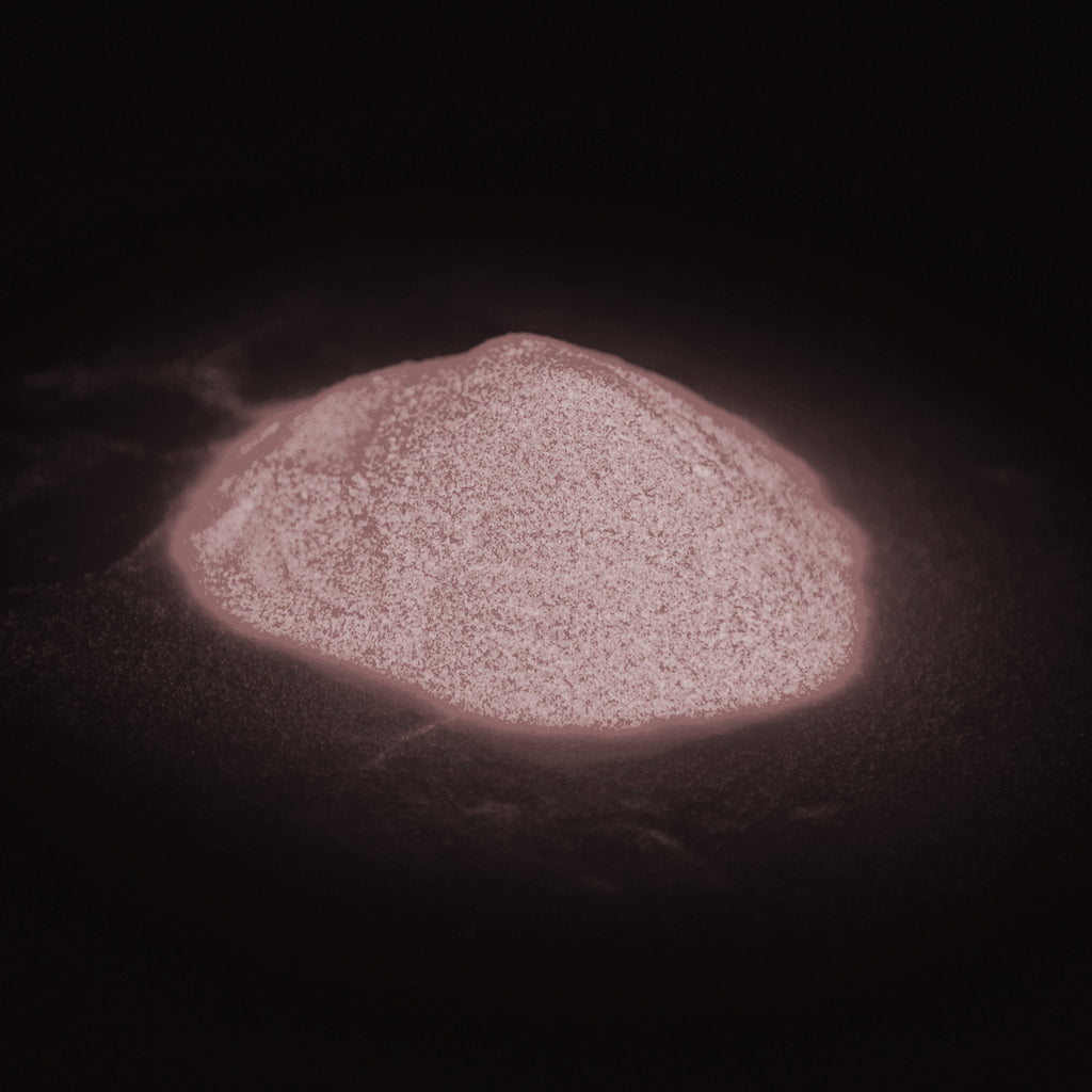 Glitter Powder Rose 50 g as a heap of powder in the dark, shimmering pinkish white