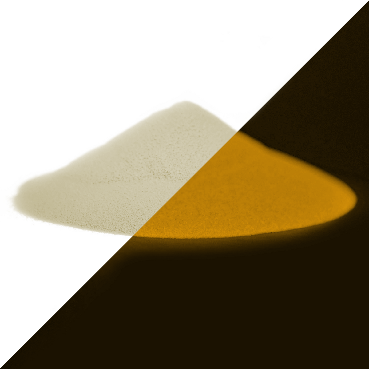 Glow powder Natural Orange-Red 40 g as a pile, split diagonally: pale in daylight on the left, glowing orange in the dark on the right