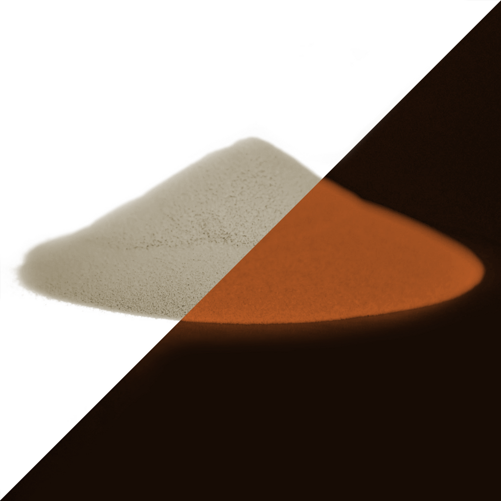 Glow in the Dark Powder Natural Red 40 g: powder split diagonally: light grey-beige in light, glowing orange in the dark
