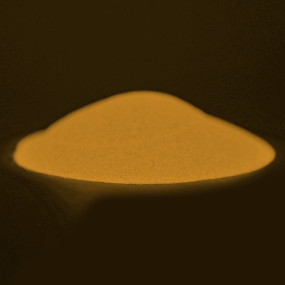 Pile of glow powder Pink-Pink 40 g in the dark, the powder glowing orange-yellow