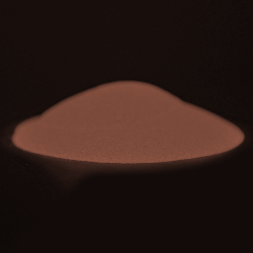 Glow in the Dark Powder Pink/Rose-Red 40 g: powder heap in the dark with faint reddish-brown glow