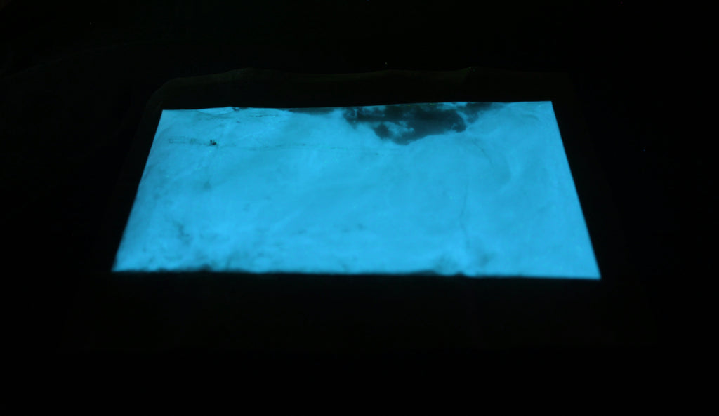 Glow in the Dark Powder Blue 40 g: pouch of powder glowing blue in the dark
