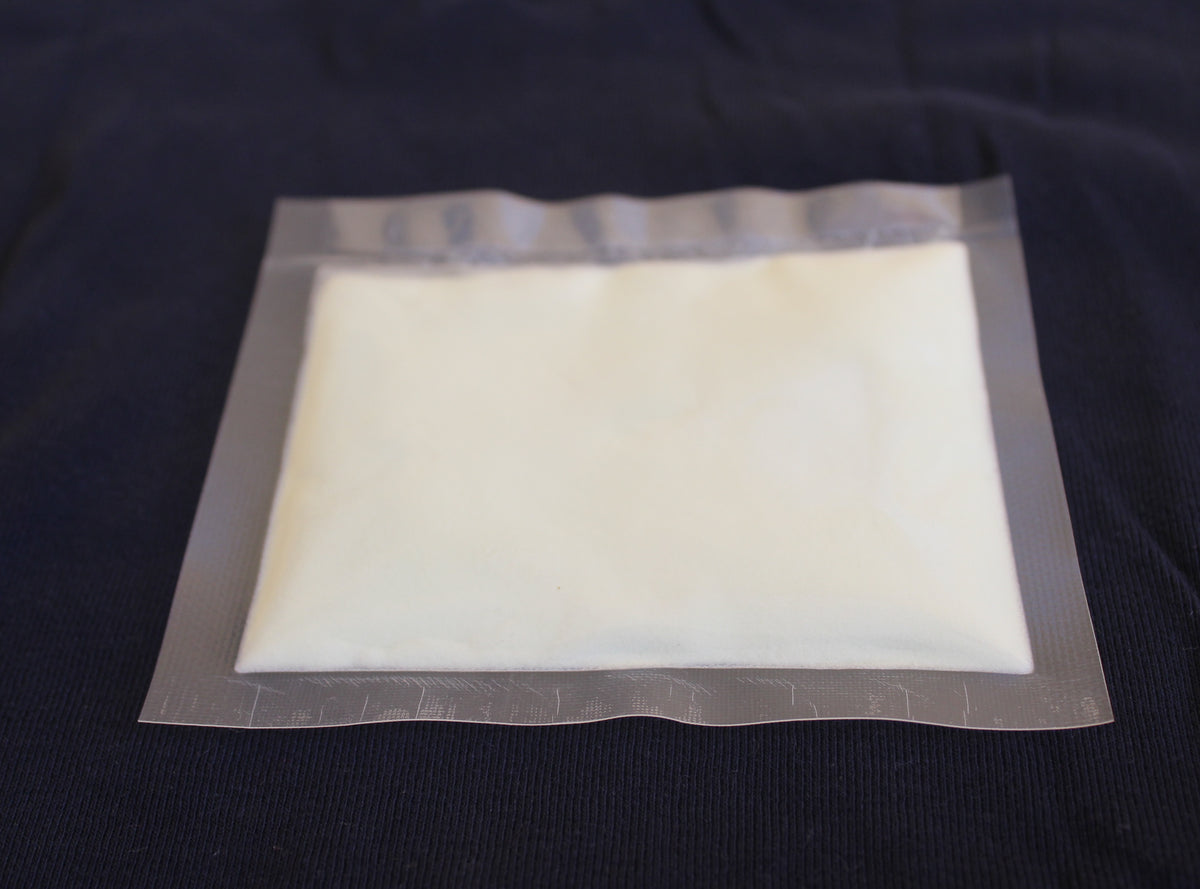 Glow in the Dark Powder Natural Green 40 g, 150 µm: heap glowing green in the dark, close-up