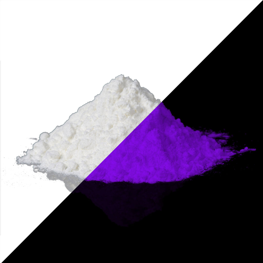 Glow in the Dark Powder Purple 40 g: powder heap whitish in daylight on the left, glowing violet in the dark on the right