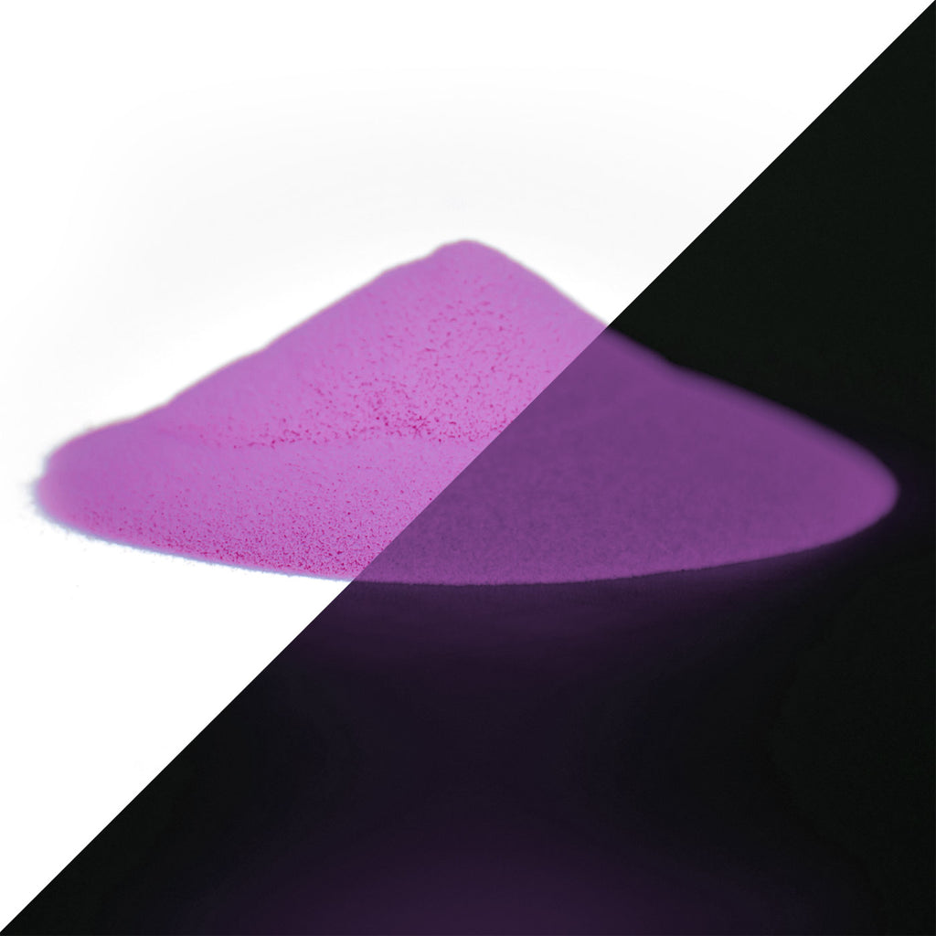Glow powder Purple-Purple 40 g as a pile, split diagonally: purple in daylight on the left, glowing faint purple in the dark on the right
