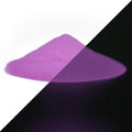 Glow powder Purple-Purple 40 g as a pile, split diagonally: purple in daylight on the left, glowing faint purple in the dark on the right