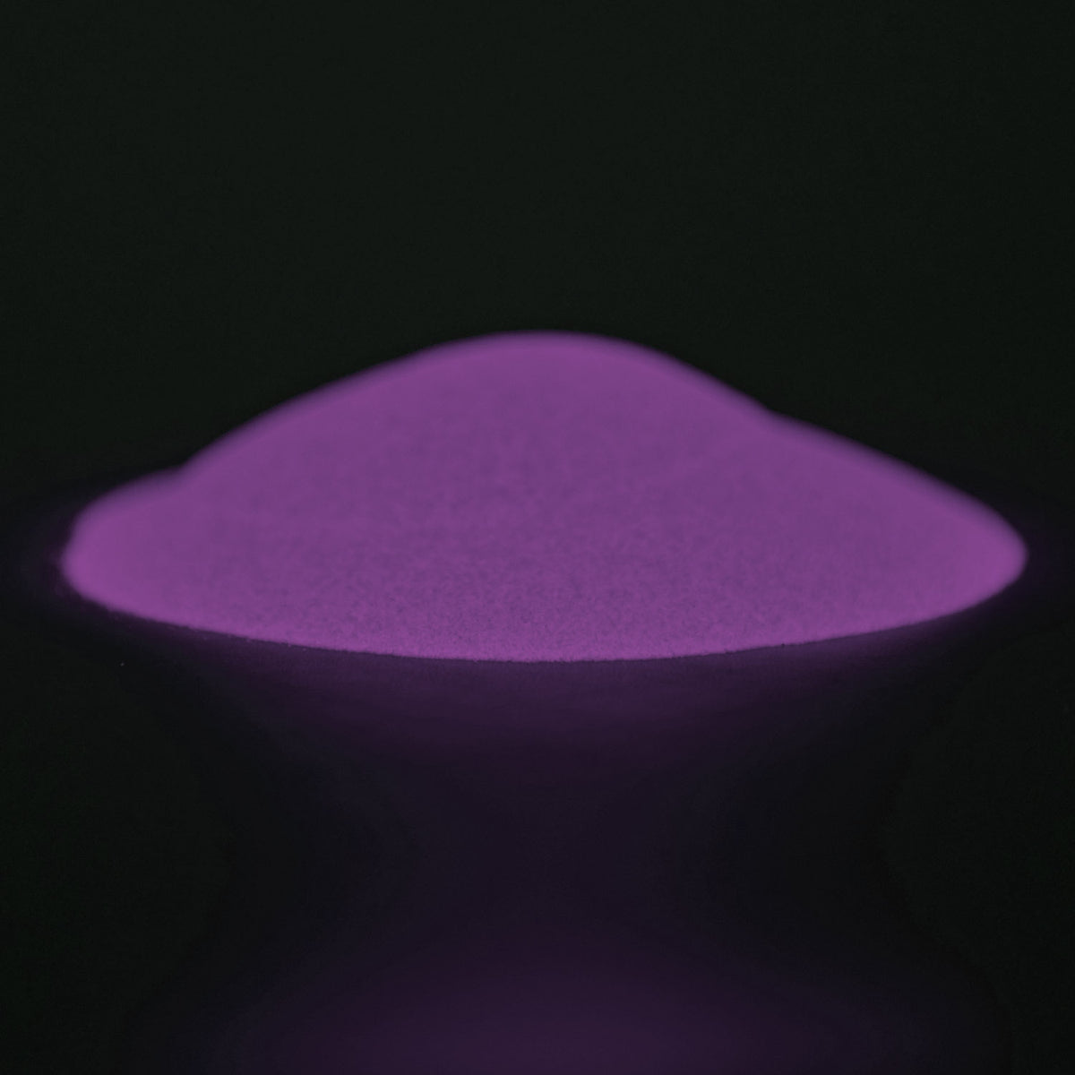 Pile of glow powder Purple-Purple 40 g in the dark, the powder glowing purple