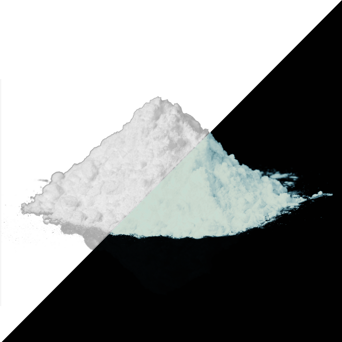 Glow powder White-White 40 g as a pile, split diagonally: white in daylight on the left, glowing faintly in the dark on the right
