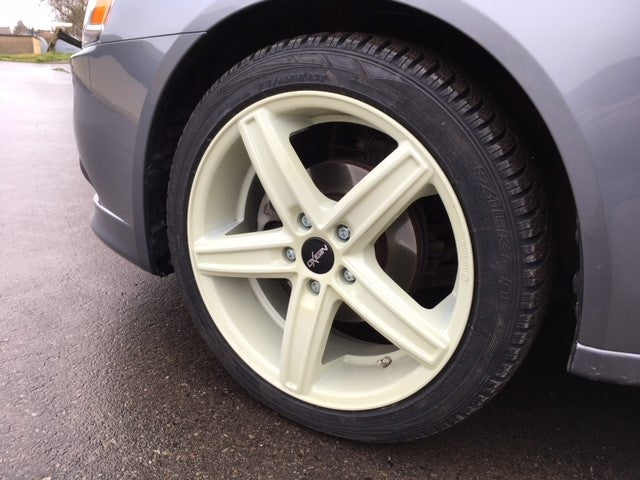 Car wheel rim with a white-beige powder coating in daylight, application example