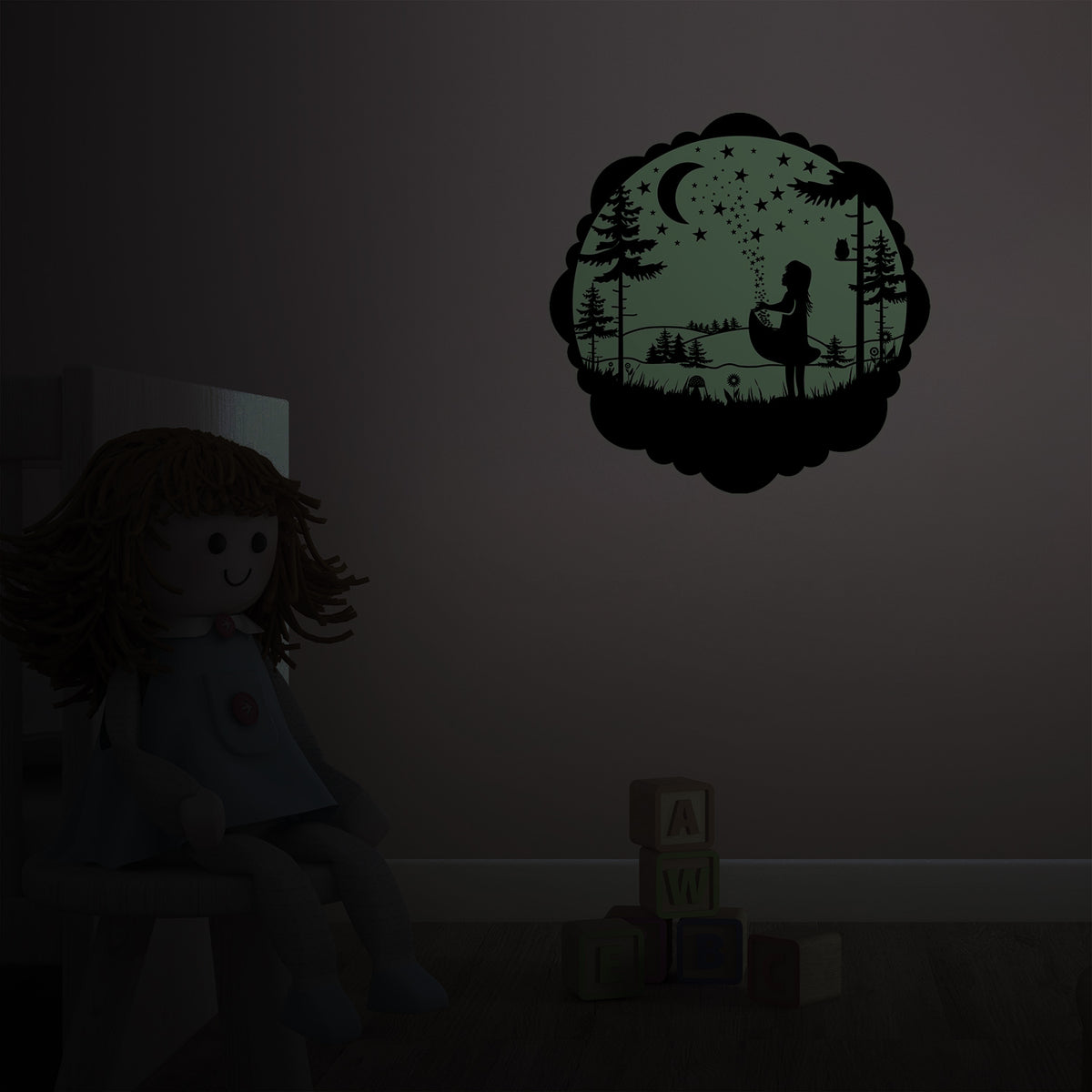 Fairy-tale sticker The Star Money 30 cm in a darkened children's room, the motif glowing on the wall