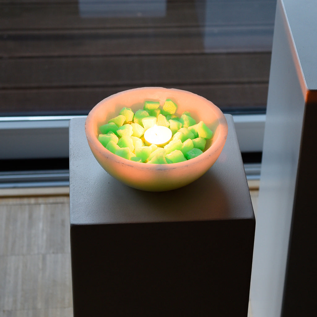 Glow Stones Green 300 g as decoration: tealight in a bowl filled with stones